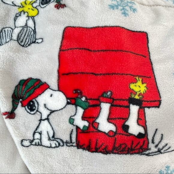 Peanuts Snoopy and Woodstock Christmas Blanket, Gray, 50x70 - Picture 4 of 8